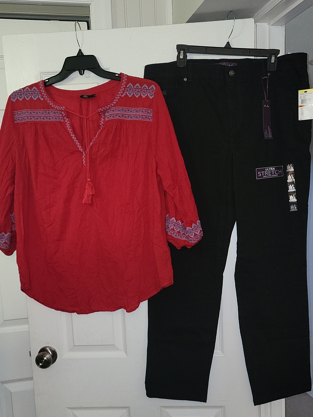 Gloria Vanderbilt Black Jeans(16 W) w/ Liz Claiborne Red Embroidered Peasant Top